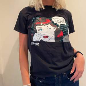 Skitcool T-shirt med tryck från Thrasher