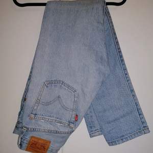 Ljusblå levis jeans i modell 501. W23 L30. Raka ben och hög midja. Bra skick. Säljer eftersom de är för små för mig, har därför ingen bild på.💓