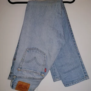 Levis 501 - Ljusblå levis jeans i modell 501. W23 L30. Raka ben och hög midja. Bra skick. Säljer eftersom de är för små för mig, har därför ingen bild på.💓