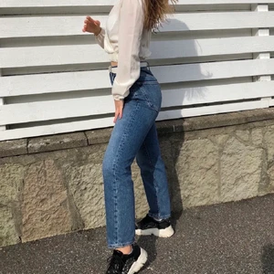 Perfekta blåa jeans - Ett par jeans från Gina Tricot i storlek 36. Ett par favoritjeans som tyvärr inte längre passar, men som jag hoppas någon annan får nytta av! Högmidjade, sitter perfekt och bra i längden.