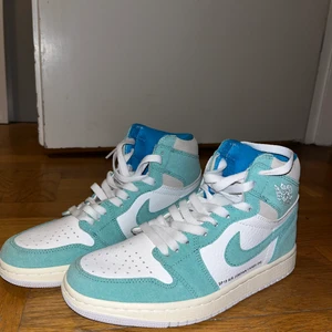 Jordans - Supersnygga Nike jordans i strl 38. De är ej äkta men jag skulle säga att de är riktigt bra kopior. Enbart använda några få gånger, väldigt bekväma.