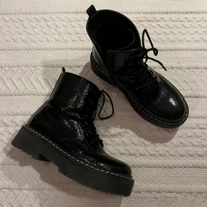 kängor - Snygga kängor, perfekta till hösten/vintern🖤 Säljer då de tyvärr är för stora för mig. Använd fåtal gånger och pris kan diskuteras.