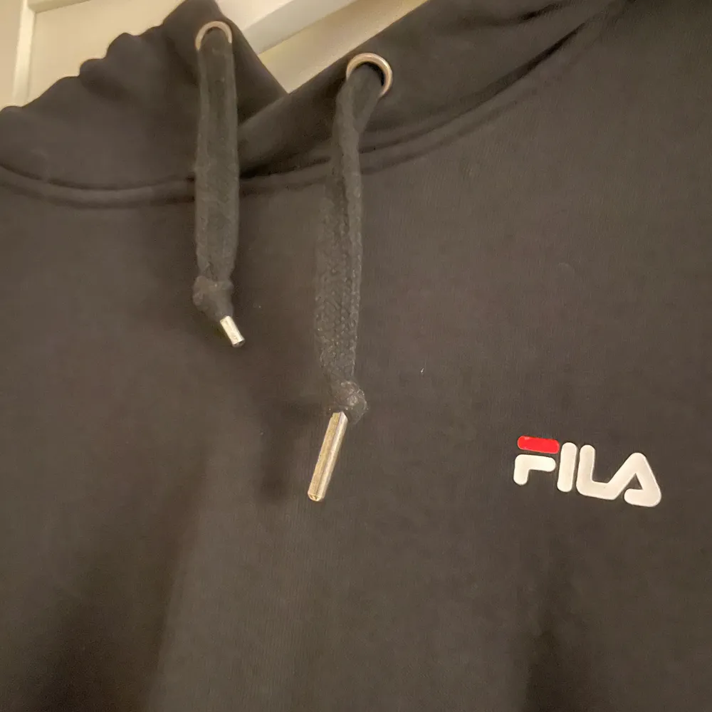 Fila hoodie, XS/S, svart och bekväm💕saknas en detalj på snörningen . Hoodies.
