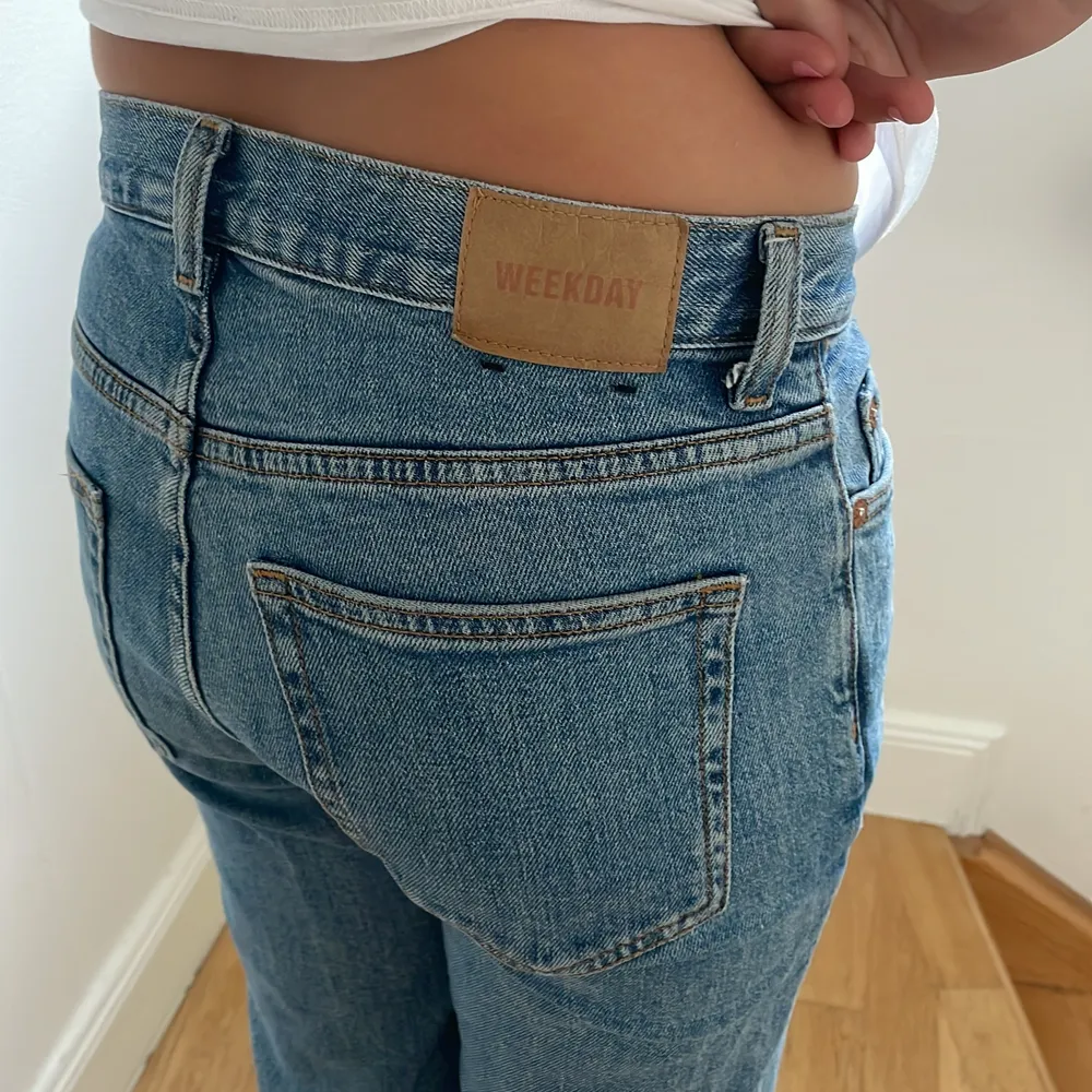 Så fina mid/Low waisted jeans från weekday I modellen twig. Väl använda men i väldigt bra skick. Säljer pågrund av att de är för små.. Jeans & Byxor.