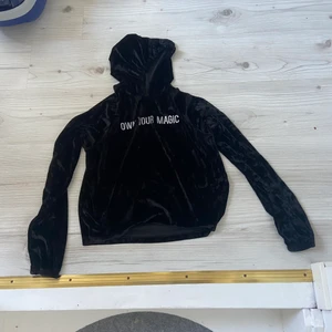 Myströja  - Säljer denna mysiga tjocktröja i storlek M. Använd fåtal gånger. Frakt tillkommer vid behov. Kom med bud.