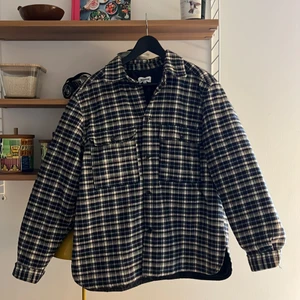 Weekday skjortjacka - En varm och vadderad skjortjacka från weekday. Storlek small, men är oversized i modellen. Passar S-L. Superskön! 