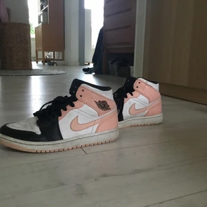 Air jordan 1 mid  -  Väldigt snygga Air Jordans 1 mid Rosa korall färg älskar dom men tyvärr är de försmå storlek 40,5 säljer dom för 850kr bra kvalitet äkta märke och bra skick.