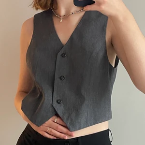 OANVÄND väst från monki - Jättefin ny väst från monki som tyvärr inte kommer till användning i min garderob. Mörkgrå i storlek M💘 