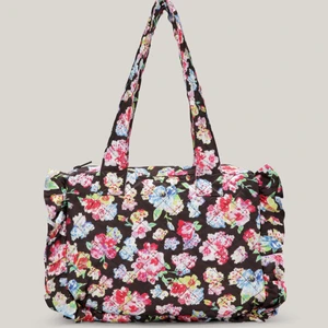 Ganniväska🌸🌺 - Superfin väska i satinmatrial. Aldrig använd🌺 om du vill ha fler bilder är det bara att skicka meddelande🌸 . Ansvarar ej för postens slarv😊🌼