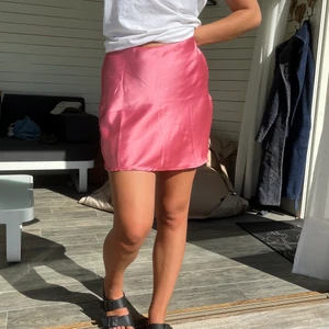 Kjol  - Rosa silkeskjol från zara 