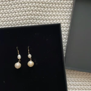 Örhängen  - Ett par stilrena örhängen från STOCKH LM, aldrig använda! 