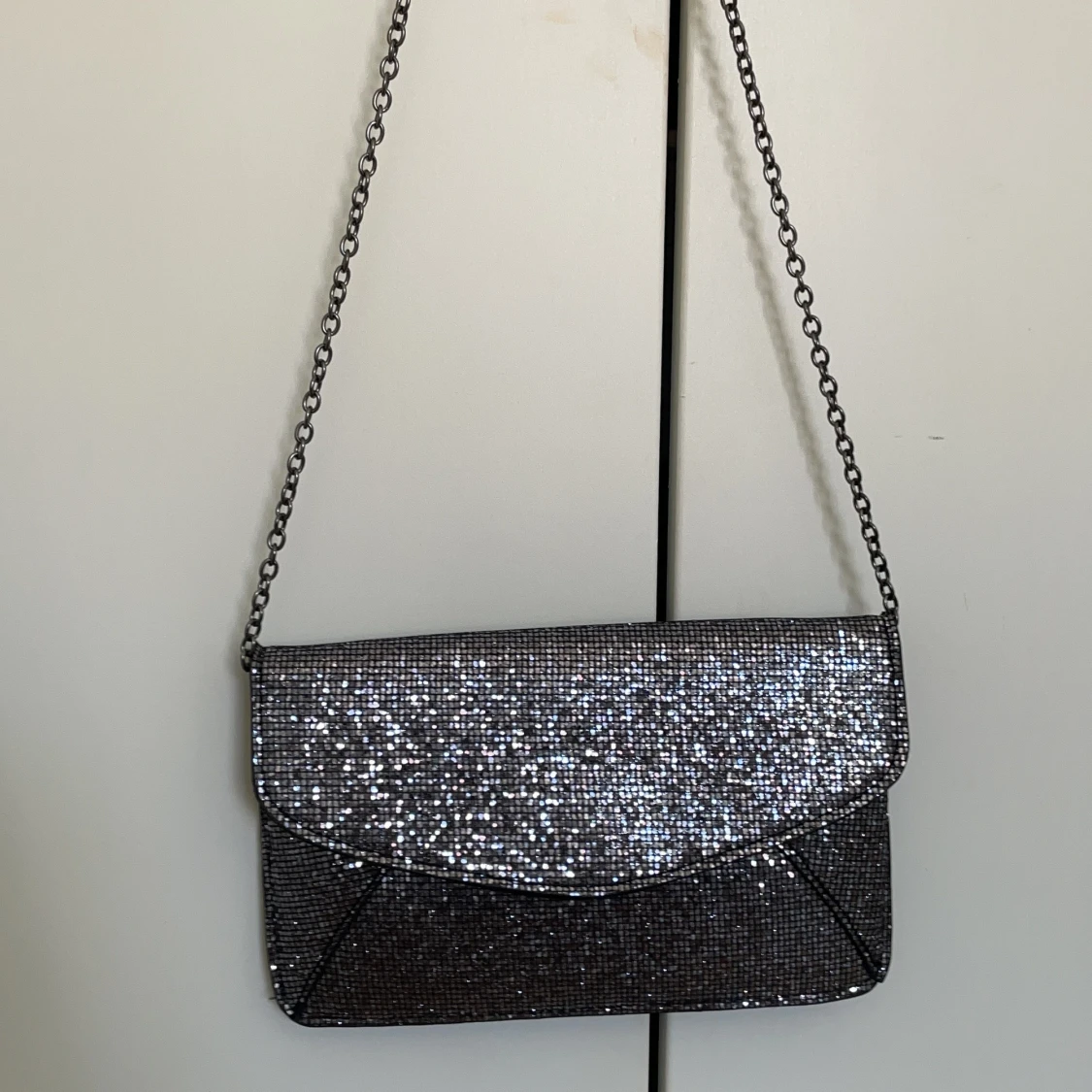 Glittrig hand väska