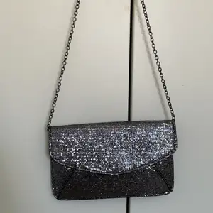 En glittrig handväska 