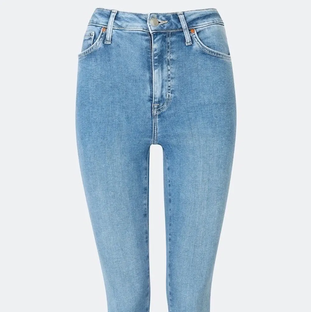 Säljer nu ett par blåa jeans från bik bok. Använda fåtal gånger. Säljer pga för små. Väldigt fint skick, inga hål, fläckar mm💕. Original pris 599kr. Jeans & Byxor.