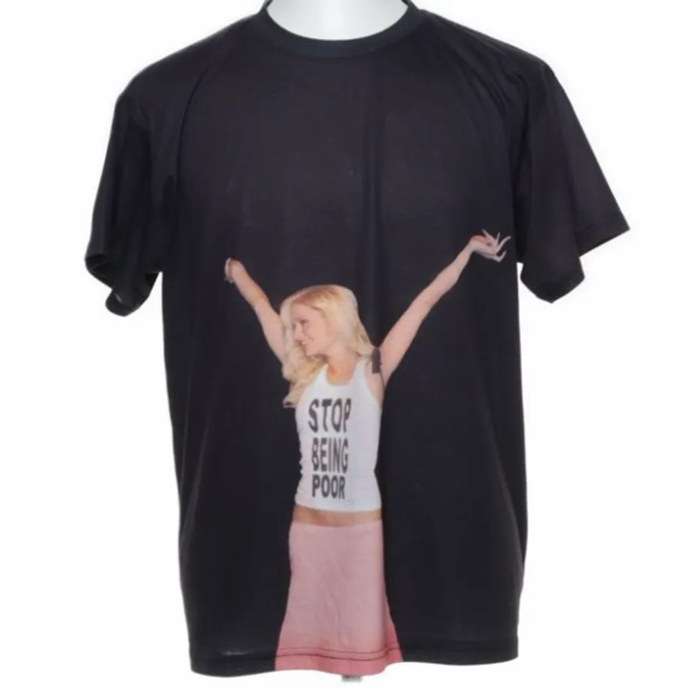 iconic paris hilton t shirt from omighty, fett rare 😻 sitter oversize, skulle säga att den är storlek L, XL om du är kortare! supermjuk o bekväm! skriv för frågor! . T-shirts.