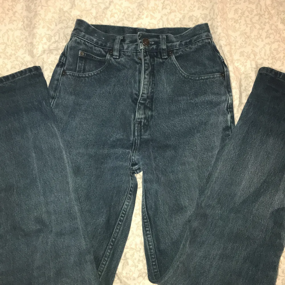 Säljer mina mörkgöna jeans som jag köpt på beond retro. Snygg detalj på ena bakfickan. Det står ingen storlek men sitter som S . Jeans & Byxor.