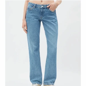 Arrow low straight jeans - Säljer mina ”arrow low straight jeans” från weekday då dom är för stora för mig!! Färgen ”Harper blue” , och storlek 28/30💞 skick: nyskick  Skriv för egna bilder💞💞