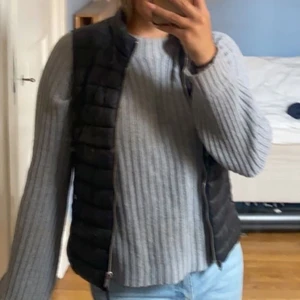 Väst  - Säljer nu min svarta väst från mango i strlk xs. Den är perfekt nu till hösten och är köpt här på plick! 