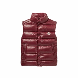 Moncler tib vest - Skick: 9/10  Fet väst för väldigt bra bris, perfekt för hösten och våren. Såklart äkta, pris kan diskuteras vid snabb affär. Hör av dig vid fler frågor😁STEAL