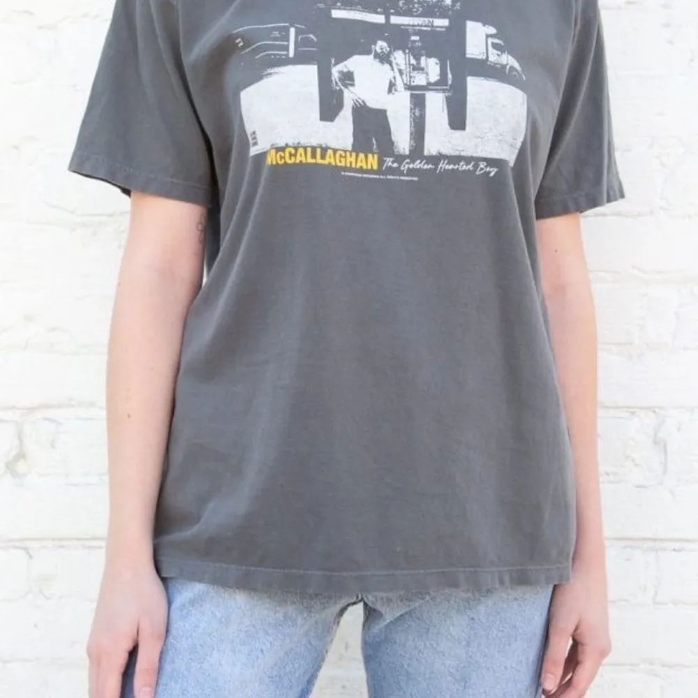 Säljer denna fina t-shirt från brandy Melville! Over size på mig med xs-s, passar alltså zs-L, ungefär🙌🏽 Bra skick!💘. T-shirts.