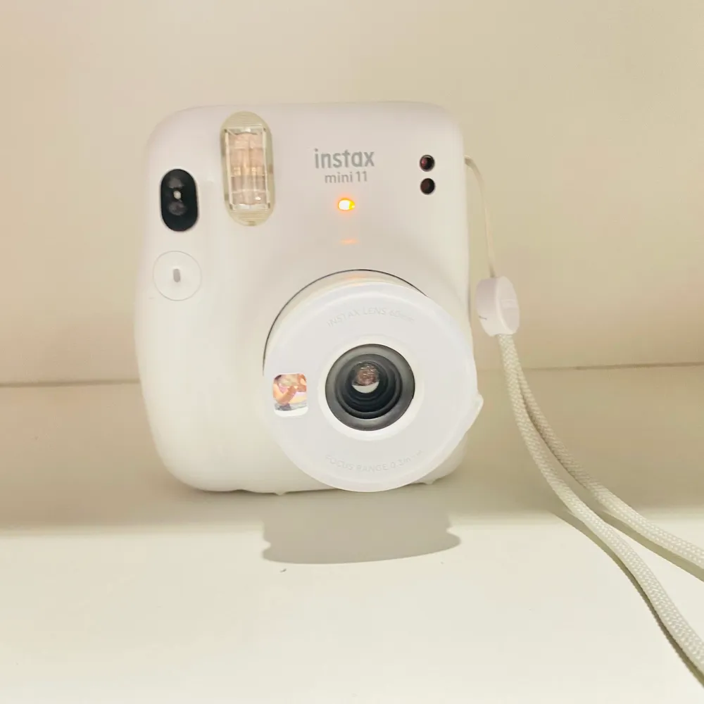 En fin vit instax mini kamera köpt för ca 1100. Alla bilder skrivs ut direkt på ovansidan av kameran. Kameran är använd få tal gånger och är i fint skick. Jag har tyvärr ingen användning av den. . Övrigt.