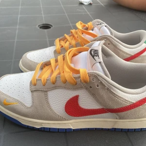 dunks - Jag säljer mina low dunks eftersom att dem är för stora för mig. Jag har använt dem 3 gånger men dem har ftf liv i sig. 