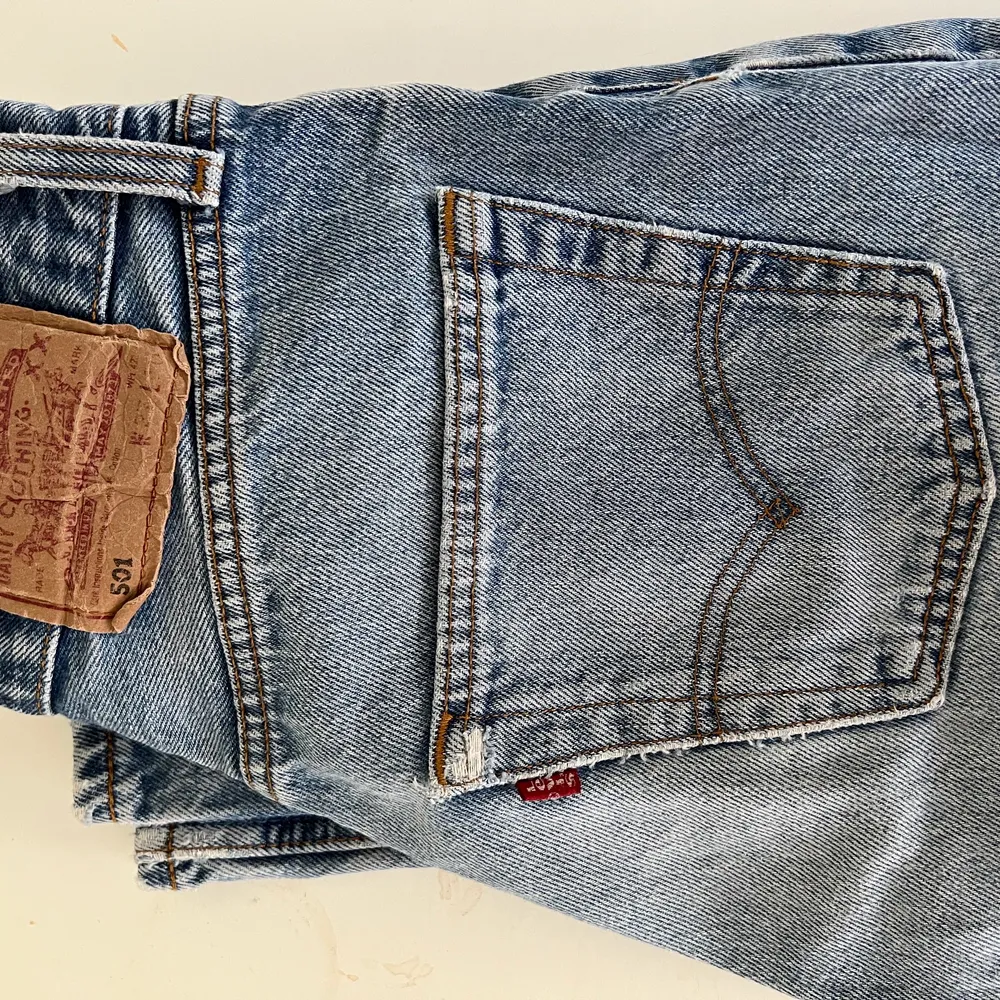 Vintage Levis 501 jeans i storlek W:27 L:30 köpta second hand. Jensen är midwaist och passar mig som vanligtvis har w:24/25. Är i bra skick men har blivit något slitna vid skrevet och längst byxkanten. Jeansen är raka i benen . Jeans & Byxor.