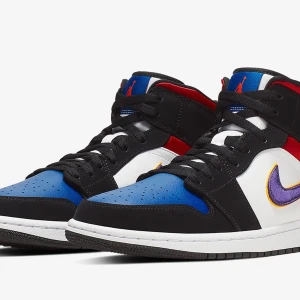 Jordan 1s - Bra skick förutom hålet där på sidan, går säkert att laga