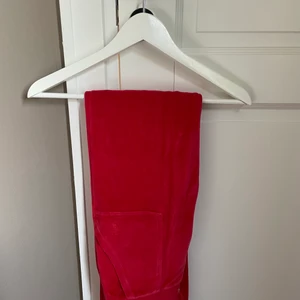 Juicy couture  - Säljer dessa juicy byxor. Dom har används mycket men dom är fortfarande i ett bra skick. Det finns inga skador eller märken på byxorna. Om du är intresserad så kan du skriva till mig privat, eller om du skulle vilja har fler bilder. Så fixar jag de💕