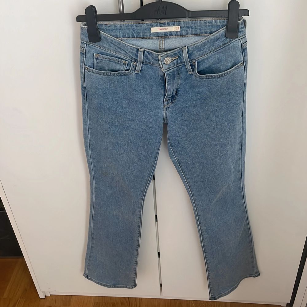 Ett par Levis jeans 715 bootcut, sjukt snygga och är som helt nya jeans. Priset kan såklart diskuteras. Skriv privat för frågor💕💕. Jeans & Byxor.