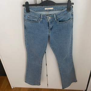 Ett par Levis jeans 715 bootcut, sjukt snygga och är som helt nya jeans. Priset kan såklart diskuteras. Skriv privat för frågor💕💕