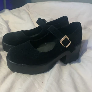 Mary Janes från xoi footwear - Ett par skor stl 39. dem är använda ute en gång dem passar inte riktigt min stil längre, dem kostade 500kr när jag köpte dem, möts helst upp i Uppsala 
