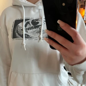 Vit hoodie med tryck  - Sjukt snygg vit hoodie med tryck på bröstet och ryggen! 