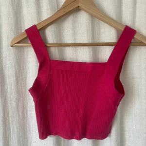 Sommartoppar  - Två fin croptopa, går att köpa separat eller paketpris! Bra skick🥂 50kr styck eller båda för 75kr!