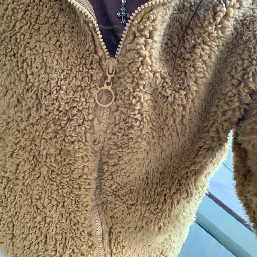 en sparsamt använd teddybjörn jacka som är fluffig och skön. storlek S! . Jackor.