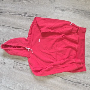 Fila hoodie - Använt skick, ej så röd som på fotot