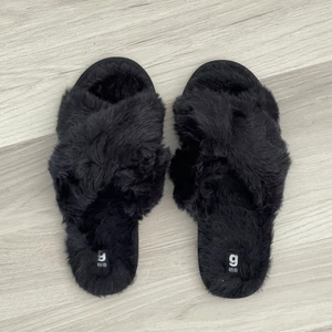 Pälstofflor🖤 - Supermysiga svarta pälstofflor🖤🐻 helt oanvända!! (Jag har vanligtvis 39 o de passar)