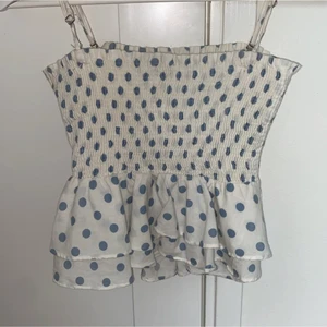 Zara topp - Säljer denna toppen då jag inte får någon användning av den längre, perfekt nu till sommaren.