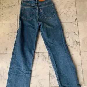 Jättefina Levis jeans. Säljer då dom inte kommer till användning. Jag köpte dom för 900kr. Köparen står för frakt❤️