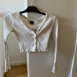 Gina tricot - Säljer denna fina toppen , inga tecken så slitningar, sälj pågrund av att den har blivit för liten . Fler bilder och frågor kom privat ❤️