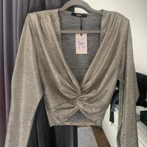 BikBok glittertopp  - Säljer denna fina glittertopp från BikBok! Aldrig använd så den är i mycket bra skick! Ord. Pris 299 kr 💗