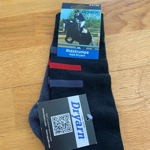 Ridstrumpor  - Säljer ett par nya ridatrumpor i storlek 34/36. Säljes för 50 kr. Jag kan antigen mötas upp i Stockholm city, mos eller Huddinge centrum. Jag kan också skicka det till er men då får ni betala för strumporna och frakten. 
