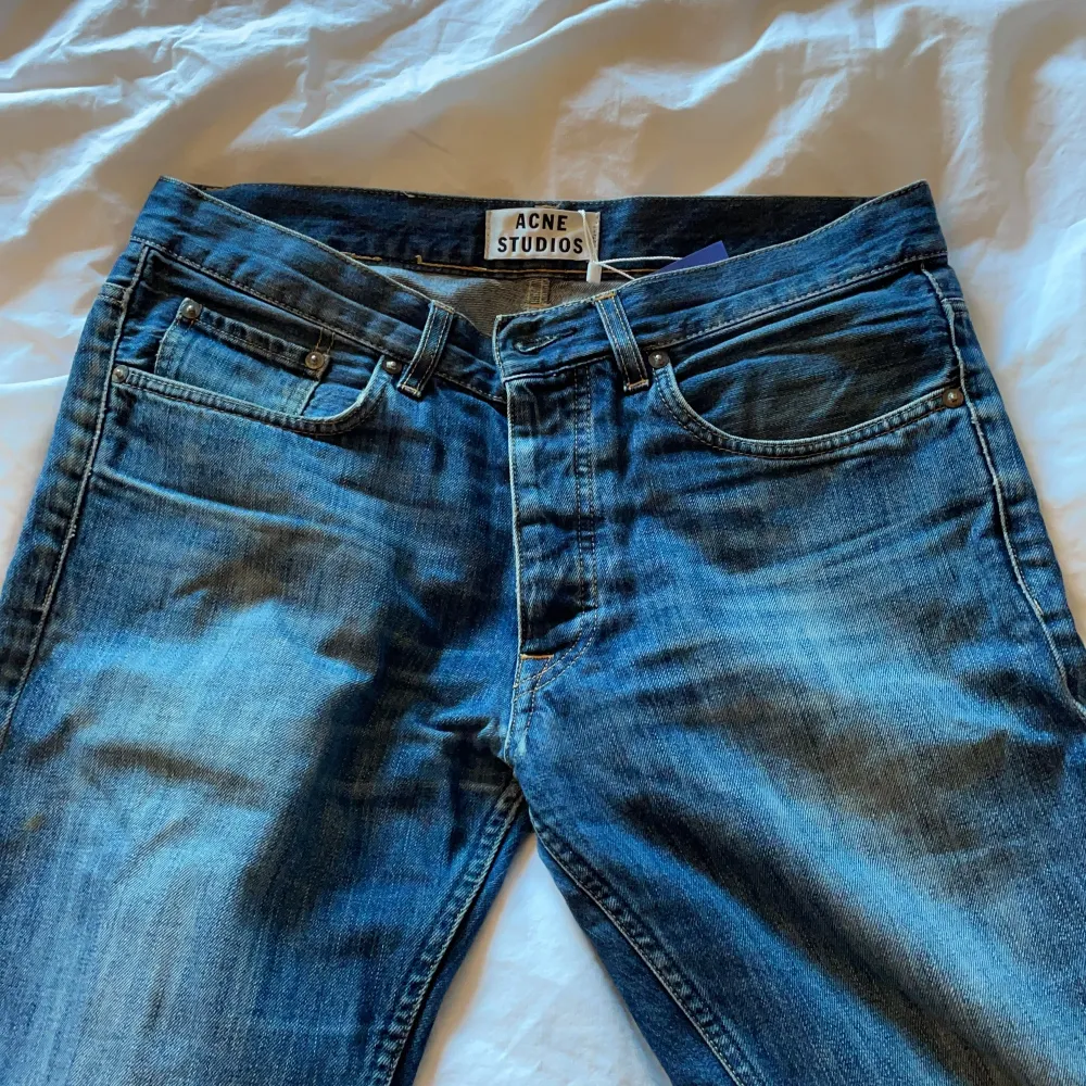 Säljer nu dessa jeans från acne studios då de tyvärr är för stora för mig!  Passar jättebra till vilken tröja som helst💞 Köparen står för frakt!. Jeans & Byxor.