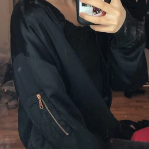 lager 157 jacka Strl s - Säljer denna svarta vår jacka från lager 157 som är använd ca 2 gånger men inte alls sliten. Strl s men passar xs. Jackan har en liten dragkedja/ ficka på ena armen.