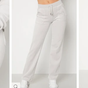 Juicy Couture  - Slutsålda Juicy Couture Byxor i strl S och i färgen Quiet Grey / Cotton rich delray. Använda 3 ggr av förra ägaren. Köpta här på plick och fler bilder går att få. 80 % bomull och 20 % polyester. Säljer endast vid bra bud, start 700.