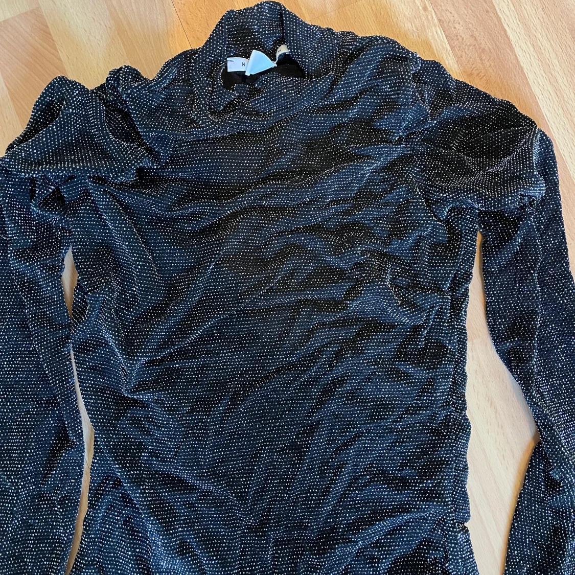 Glittrig halterneck tröja