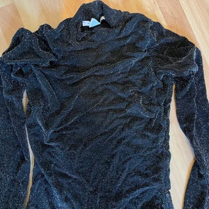 Glittrig halterneck tröja - Glittrig tröja från Nelly storlek XS. Använt 2 gånger. Superfin och bra skick! Köparen står för frakt. 