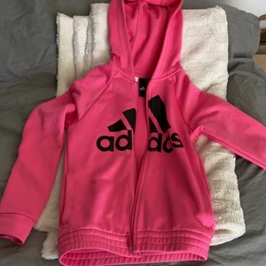 Fin rosa adidas tröja med dragkedja💗 - Säljer tröjan då den är för liten för mig, det är storlek 130-140💗 