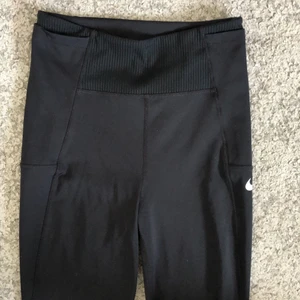 Träningsbyxor  - Dethär är ett par träningstaigts från Nike, de är i mycket bra skick och använda fåtal gånger. Vet inte storleken men skulle uppskatta S. Hör gärna av dig vid fler frågor eller bilder❤️ frakten är inkluderad i priset!