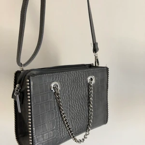 Grå väska - Snygg grå väska! Köpte den förra sommaren men köpte en annan efter så den har inte kommit till särskilt mycket användning😊😁 Står ej för frakt💌